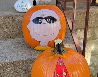Handgeschilderde 'Charlie Brown' plastic pompoen