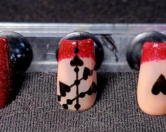 Glitterrode en zwarte hartjes French Tip, handgeschilderde persnagels