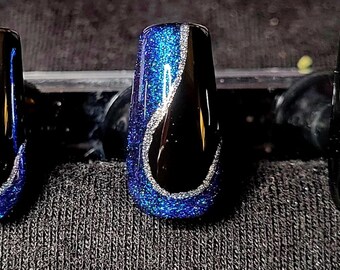 Glitterblauwe kameleon en zwarte krul, handgeschilderde persnagels