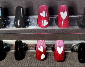 Glitterroze cat-eye met hartjes, handgeschilderde persnagels