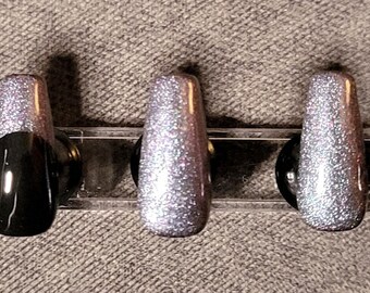 Handgeschilderde persnagels met zilveren en zwarte glitter Franse puntprint