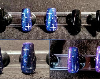 Glitterblauwe kameleon en Black Galaxy, handgeschilderde persnagels
