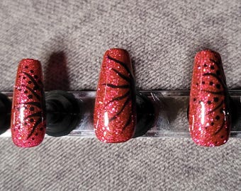 Bordeauxrode mehndi met glitters, handgeschilderde persnagels