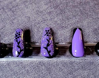 Glitterpaarse en zwarte mehndibloem French Tip, handgeschilderde persnagels