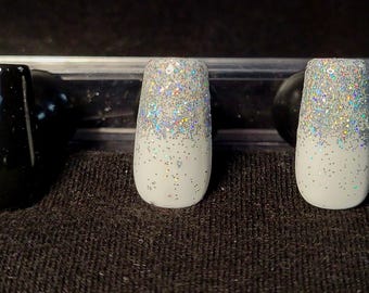 Glitterzilver en witte ombre, handgeschilderde persnagels