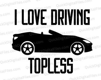 Könnte beinhalten: Schwarzweißes Grafikdesign mit einer Silhouette eines Cabriolets und dem Text "ICH LIEBE ES, TOPLESS ZU FAHREN".