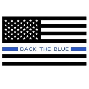 Puede incluir: Bandera estadounidense en blanco y negro con una franja azul en la parte superior e inferior, y el texto "BACK THE BLUE" en letras azules.