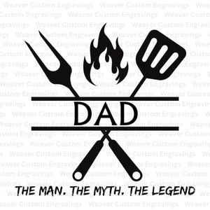 Puede incluir: Diseño gráfico en blanco y negro con utensilios de barbacoa, llamas y la palabra "DAD". También se incluye el texto "THE MAN. THE MYTH. THE LEGEND". Ideal para regalos del Día del Padre.