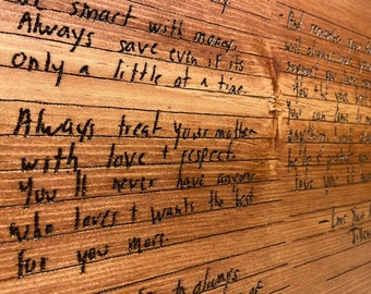 Puede incluir: Un primer plano de una tabla de madera con consejos escritos a mano sobre cómo ahorrar dinero, tratar a tu madre con amor y respeto, y siempre desear lo mejor para ti. El texto está en tinta negra y la tabla tiene una veta de madera natural.