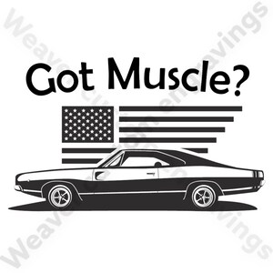 以下が含まれることがあります： 「Got Muscle?」というテキストの上に、クラシックなアメリカの筋肉質な車の白黒のイラスト。車の後ろにはアメリカ国旗があります。