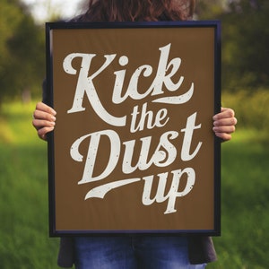 Kick The Dust Up - SVG/PNG/JPEG/pDF sur le thème country - Design textuel