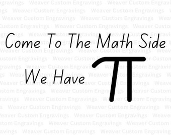 Op de afbeelding: Een zwart-witte afbeelding met de tekst "Come To The Math Side We Have Pi" met een groot zwart pi-symbool.
