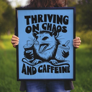 Prosperando con el caos y la cafeína - Opossum SVG/PNG/JPEG/pDF - Gráfico humorístico