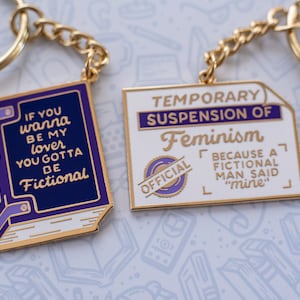 Brelok Romancelandia z pozłacaną emalią: prezent dla miłośnika książek