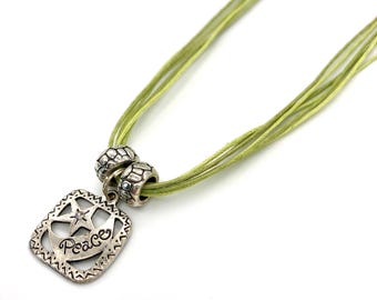 Collar de cordón de algodón verde con colgante de mensaje positivo