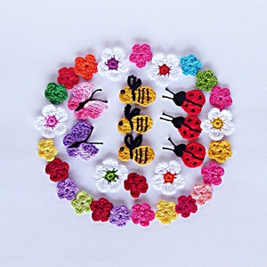 Könnte beinhalten: Eine Sammlung gehäkelter Blumen, Schmetterlinge, Marienkäfer und Bienen in verschiedenen Farben, darunter Rot, Gelb, Grün, Pink und Weiß. Die gehäkelten Artikel sind in einem Kreis auf weißem Hintergrund angeordnet.