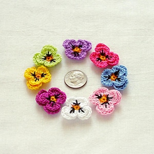 8 petites fleurs de pensée au crochet, petites embellissements violets, décoration d'intérieur, scrapbooking, décoration, 2,7 cm de diamètre