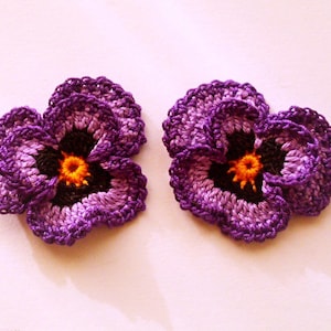 2 fleurs de pensée au crochet à la main, petite embellissement violet, application de pensée au crochet, décoration d'intérieur, scrapbooking, 2 pouces/5 cm de diamètre