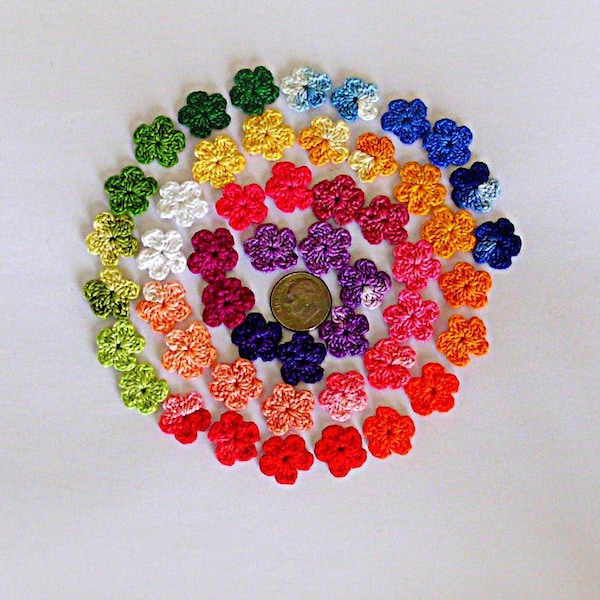50 Hand gehäkelte winzige Baumwollblumen, Scrapbooking-Verzierungen (0.6 "/ 1.5 cm)