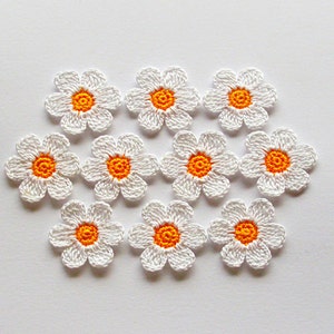 Un set di 10 appliques di fiori di margherita all'uncinetto a mano, abbellimento di fiori bianchi, decorazione della festa, scrapbooking, arredamento per la casa, 1,3 pollici /3,5 cm