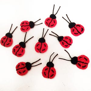 Juego de 10 apliques de mariquita roja de ganchillo, pequeños adornos de algodón