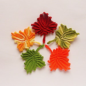 Set von 5 Ahornblättern, Blatt Verzierung, Ahornblatt Applikation, Herbstlaub, Dekoration gehäkelt, Scrapbooking, Wohndekor, 2"x2.7"
