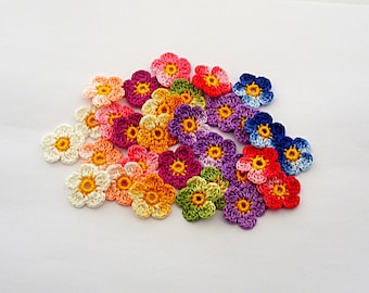 30 piccoli fiori all'uncinetto fatti a mano, piccoli abbellimenti floreali colorati, semplici applicazioni floreali, meno 1 pollice di diametro.