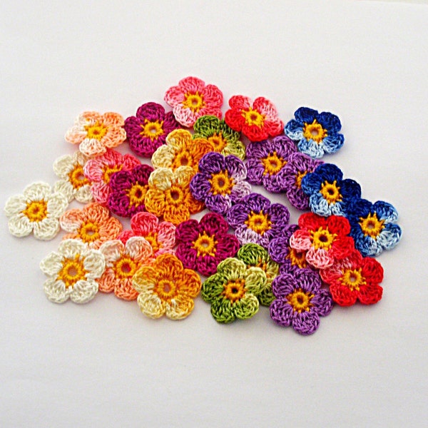 30 petites fleurs au crochet à la main, embellissement de petites fleurs colorées, appliques de fleurs simples, moins de 2,5 cm de diamètre.