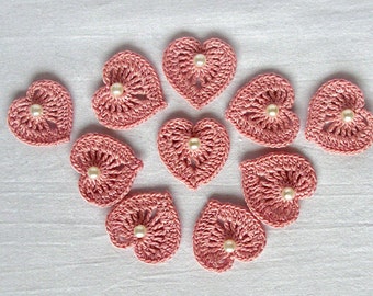 Conjunto de 10 manos crochet Ceniza de corazones de rosas, Pequeño adorno corazón, Apliques de corazón de encaje, 1.6 " / 1.2" , 4 cm / 3 cm