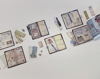 Puede incluir: Un rollo de cinta washi transparente con un patrón repetido de ilustraciones dibujadas a mano de cuadernos abiertos, bolígrafos, lápices y otros artículos de papelería. Las ilustraciones están en tonos de marrón, azul y verde.