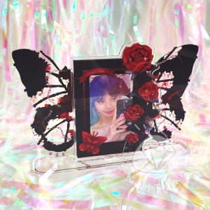 Auffällige Rose Blume mit Schmetterlingsflügeln Acryl Fotohalter Kartenhalter Foto Ständer Bilderrahmen Für Kpop Fotokarte Fotokarte