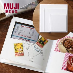Könnte beinhalten: Ein weißes MUJI-Notizbuch mit einem Tagesprogramm und Kartenillustrationen. Das Notizbuch ist geöffnet und zeigt eine Collage aus Bildern und Text. Ein Stapel weißer quadratischer Leinwände befindet sich im Hintergrund.