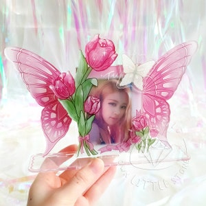 Portafotos acrílico con alas de mariposa rosa y tulipanes, soporte para tarjetas fotográficas, marco para tarjetas fotográficas Kpop