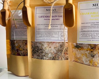 Baño de hierbas: lavanda, manzanilla, rosa, caléndula (cuchara de madera)