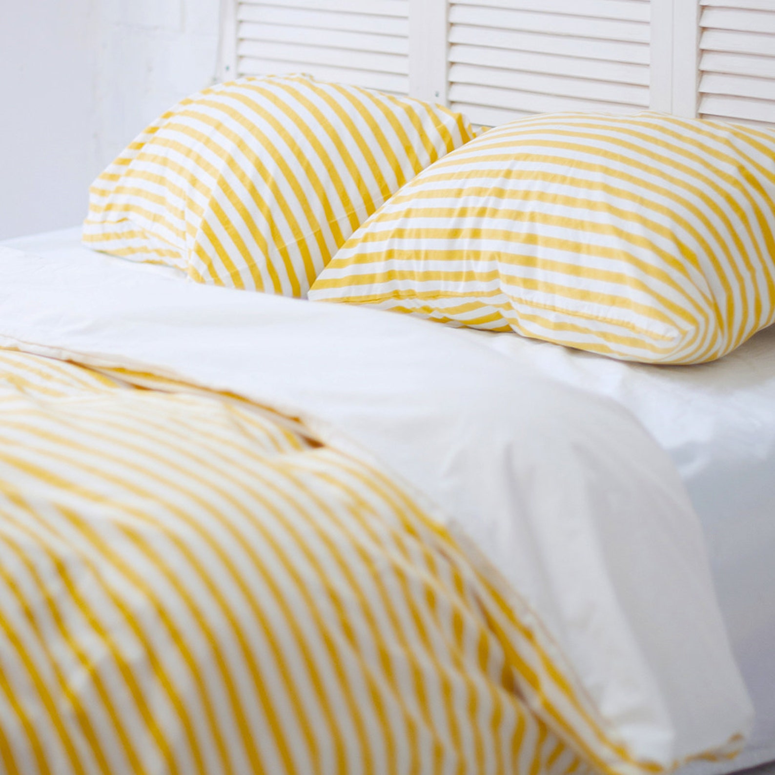 Natural Cotton Doublesided Duvet Cover in Yellow and White. Twin, Full