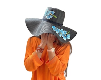 Chapéu preto de aba larga com orquídeas azuis românticas pintadas à mão.