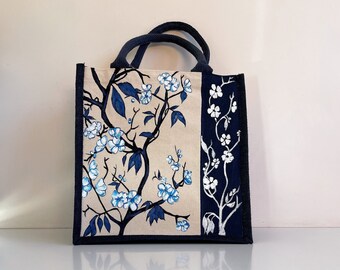 Borsa trendy in fiore di ciliegio blu dipinta a mano in juta e cotone