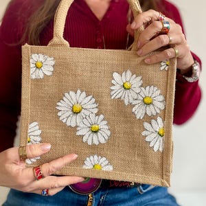 Jutebeutel mit handbemalten Gänseblümchen