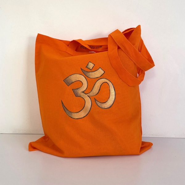 Tote bag en coton orange avec le symbole hindouiste Om peint à la main