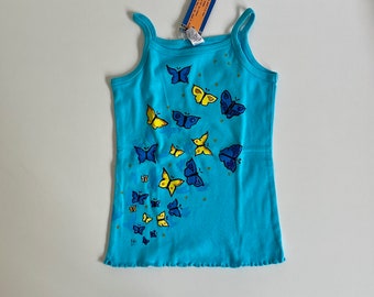 Camiseta mariposas de niña pintada a mano en algodón azul