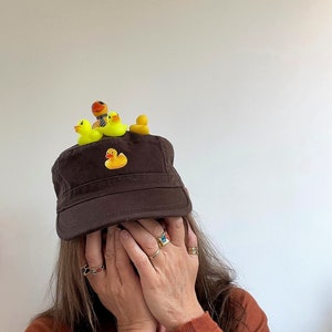 Gorra de algodón marron pintada a mano, tamaño mediano con un patito pintado a mano