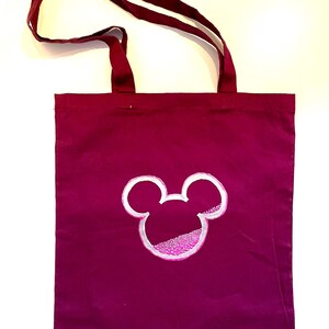 Burgunderfarbene Baumwoll-Einkaufstasche mit handbemalten Mickey-Ohren