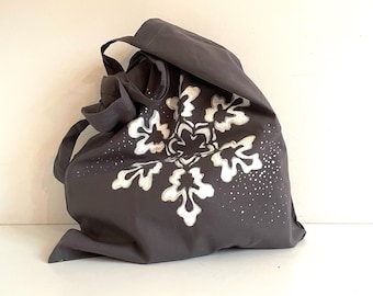 Bolso tote de algodón gris con copo de nieve  pintado a mano