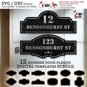 Può includere: Pacchetto di modelli digitali per targhe per porte con indirizzo. L'immagine mostra due targhe nere con i numeri 12 e 123 e il nome della via "BENSONHURST ST". L'immagine include anche 12 diversi modelli di targhe per indirizzi.