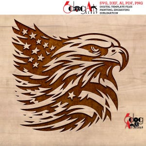 Puede incluir: Un recorte de madera de la cabeza de un águila con el diseño de la bandera estadounidense incorporado en las plumas. La cabeza del águila está mirando hacia la derecha y el diseño está en tonos marrones.