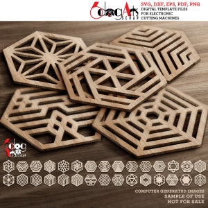 Puede incluir: Cuatro posavasos de madera con diseños geométricos. Los posavasos son hexagonales y tienen intrincados patrones recortados. Los posavasos están apilados, con el posavasos superior mostrando un diseño de estrella. La imagen también muestra una variedad de otros diseños de posavasos.