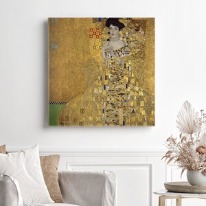 Puede incluir: Una pintura de una mujer con un vestido dorado con un patrón geométrico. El fondo también es dorado con un patrón geométrico.