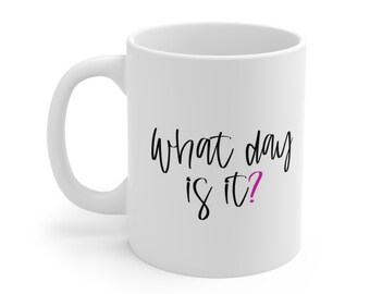 Taza de café de cerámica blanca de 11 oz, taza divertida, taza de café de regalo, taza con citas de café, taza de café con texto en inglés "What Day Is It Adulting", taza para café o té