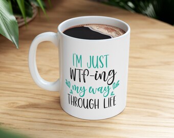 Taza de cerámica blanca de 11 oz con texto "WTFing Through Life Adulting", divertida, para café, té o café