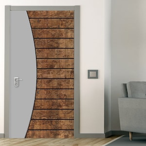 Peut inclure: Une porte intérieure moderne avec un cadre gris et un panneau en bois. Le panneau présente un design incurvé et une finition en bois brun clair.